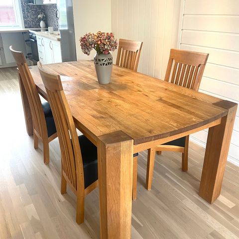 Eik spisebord Talgø + 8 stoler.