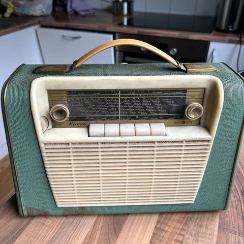 Gammel Radionette radio.