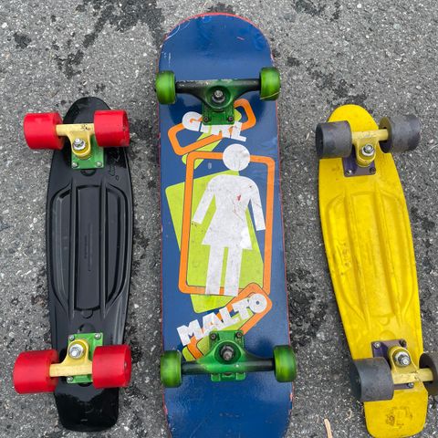 2 Penny skateboard og et skateboard selges sammen