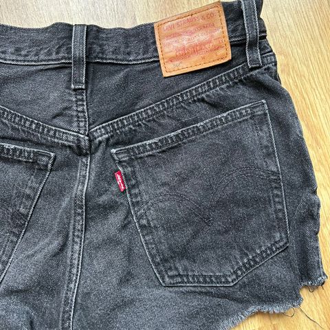 Levi’s 501 shorts str. 25