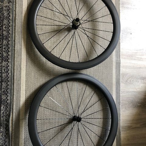 50 mm karbon clincher hjulsett. 1510 gram. Nytt i eske!