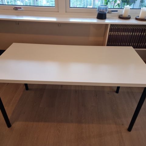 Kontorpult fra IKEA gis bort