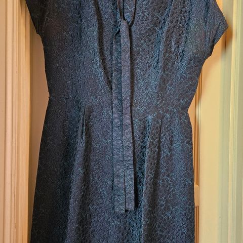 50- talls kjole i vakker blåfarget stoff
