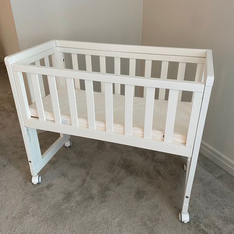 Babyseng Troll Oslo Bedside Crib fra Barnashus