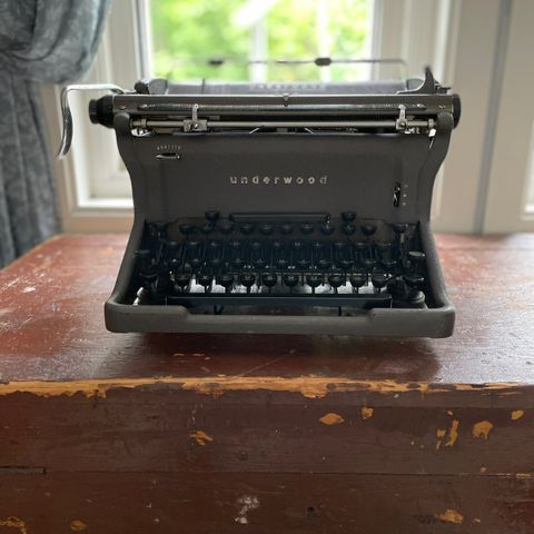 Underwood Rhythm Touch #II-6712364 skrivemaskin (1951)