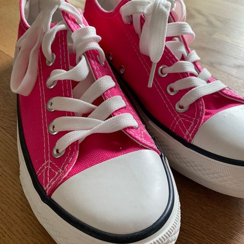 Rosa tøysko, ligner converse