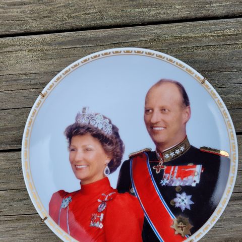 Sonja og Harald.  Minneplatte av kongeparet.