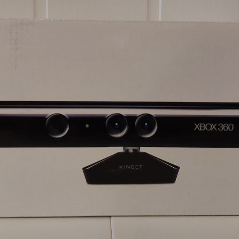 Xbox 360 Kinect Sensor i eske med spillet Kinect Adventures