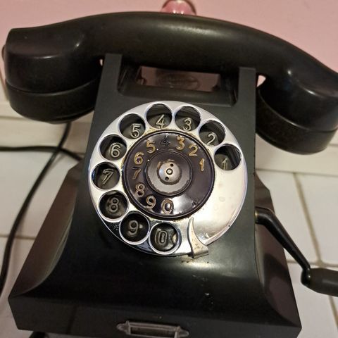 Gammel bakkelitt telefon