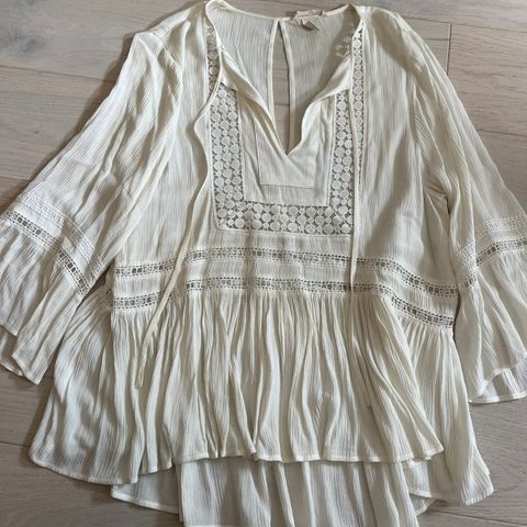 Bluse fra H&M med blonder og broderier