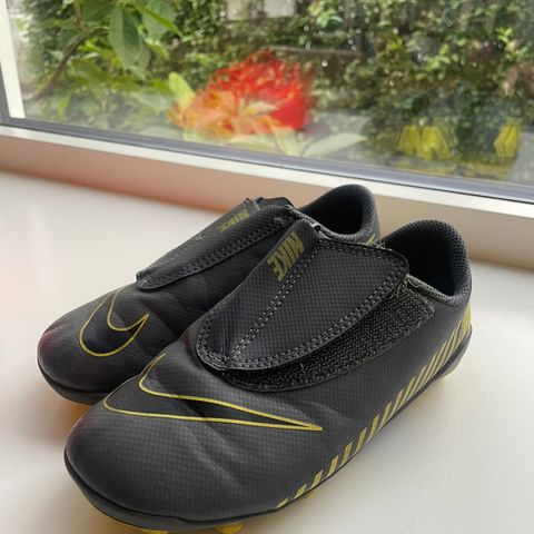 Nike fotballsko str 29.5