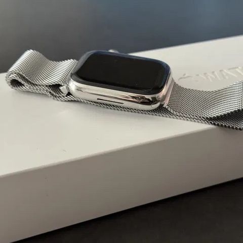 Apple Watch 7 45mm LTE 4G GPS starlight med aluminium reim
