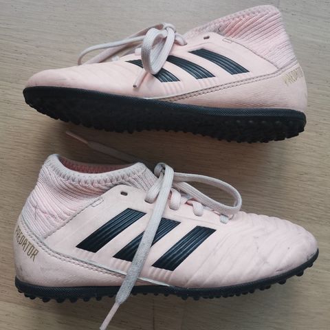 Adidas fotballsko str. 30