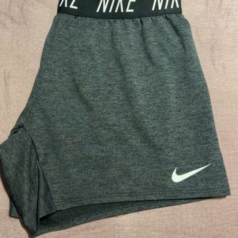 Nike shorts str M