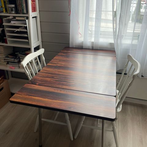 Retro spisebord med kvite stoler