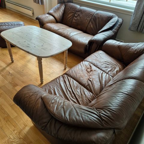 2x Ekornes Stochholm 3-seter, puff og stuebord