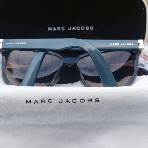 Marc Jacobs solbriller. Svart innfatning og mørk petrolfargede stenger.