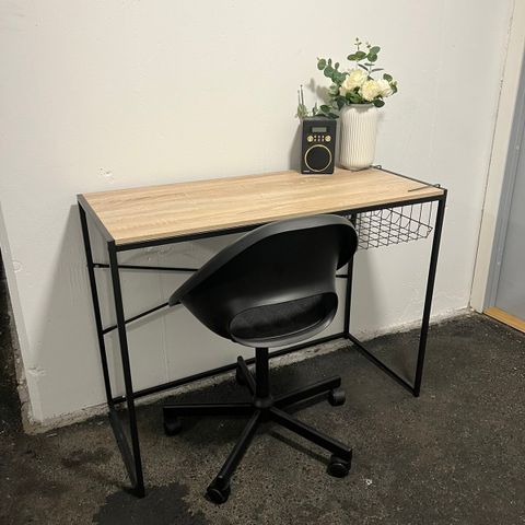 Skrivebord og stol