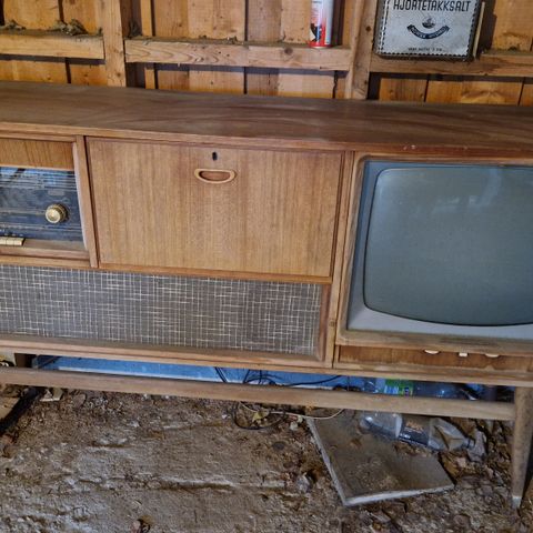 Tanberg tv-kabinett med radio og platespiller