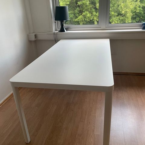 Pent brukt spisebord fra IKEA, 90x180 cm