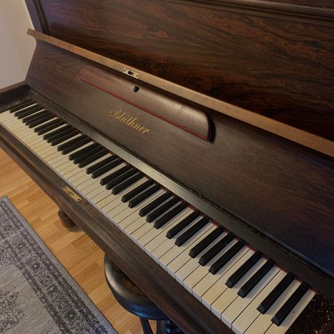Blüthner piano gis bort mot henting