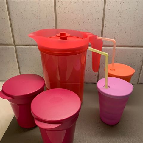 Tupperware Multikanne Rosa 2 liter og drikke glass