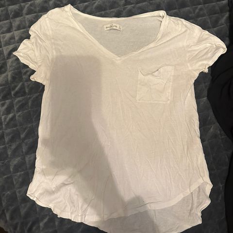 Pent brukt Abercrombie & Fitch t-skjorte selges