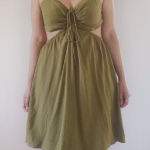 Grønn cut-out kjole