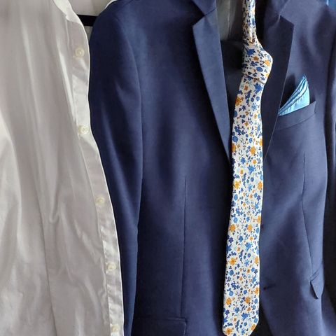 Dress fra Jack &Jones Premium med skjorte, slips og pynt i lomma. Str XS