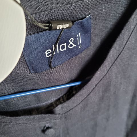 Ella&iL bluse, mørk blå, xl men liten i str, mer som str M-L