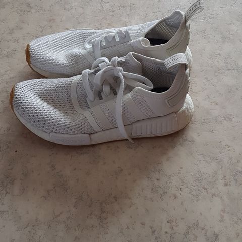 Fine Adidas hvite nmd kun 100kr