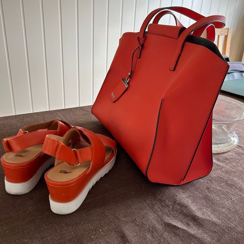 Oransje veske og sandaler