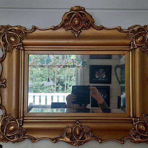 Antikk Speil med gullramme med rosettdekor.