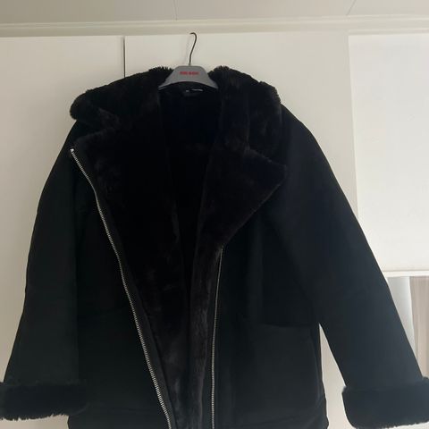 Svart biker coated jakke selges for 300 kr!