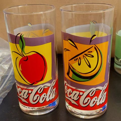 To Coca Cola glass eple og appelsin