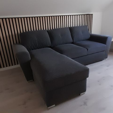 Sovesofa fra jysk type VEJLBY i grått stoff selges.