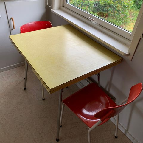 Retro kjøkkenbord med 2 stoler selges