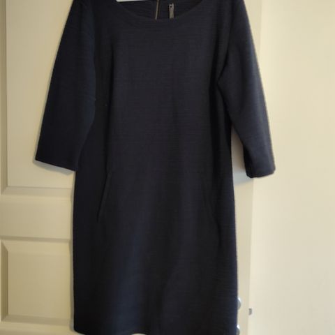 Mørkeblå kjole fra Frequent i str. XL