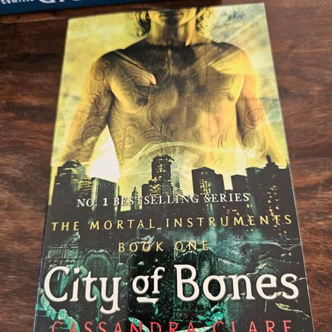 City of Bones. Cassandra Clare