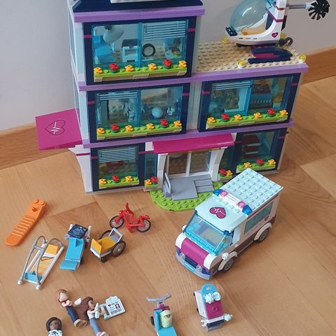 LEGO Friends "Sykehuset i Heartlake" (41318)