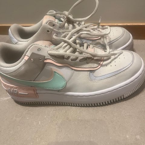 Nike Air Force 1 (AF1) i str. 40 - reservert ut 18/9