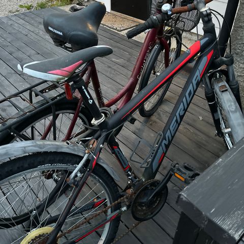 2 gamle, rustne sykler/deler til sykkel