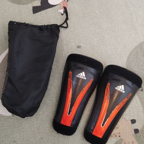 Leggskinne Adidas