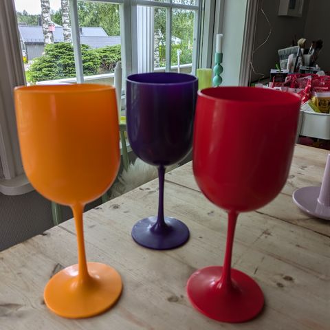 3 stk nye fargede vinglass i plast rød, orange og lilla, selges.