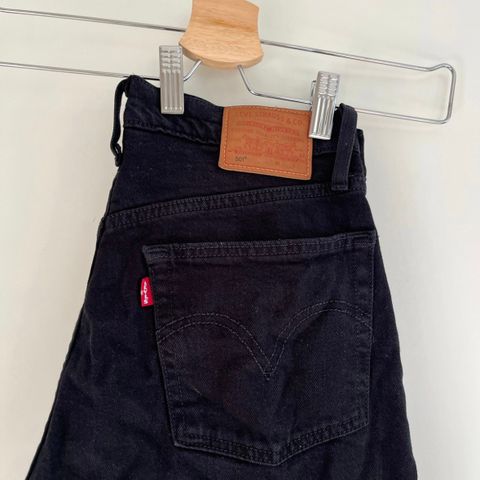 Levis cropped jeans