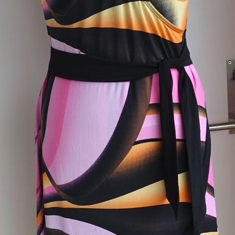 Dame kjole av kanadisk designer Frank Lyman, kanadisk størrelse 8  (38-40)