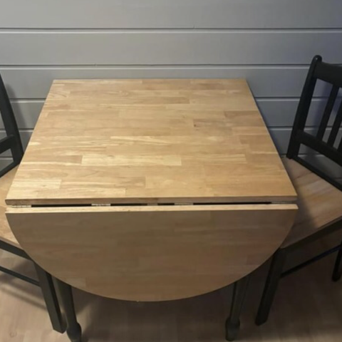 Kjøkkenbord med 2 stoler ønskes