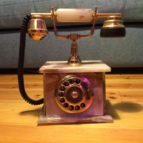 Fast telefon i stein fra 1960