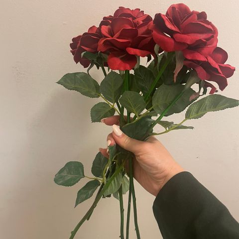 5 kunstige røde roser
