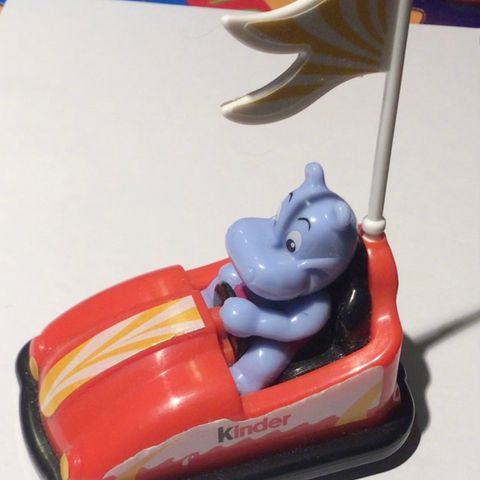 Kinderegg figur Happy Hippo i radiobil fra Maxi-Kinderegg